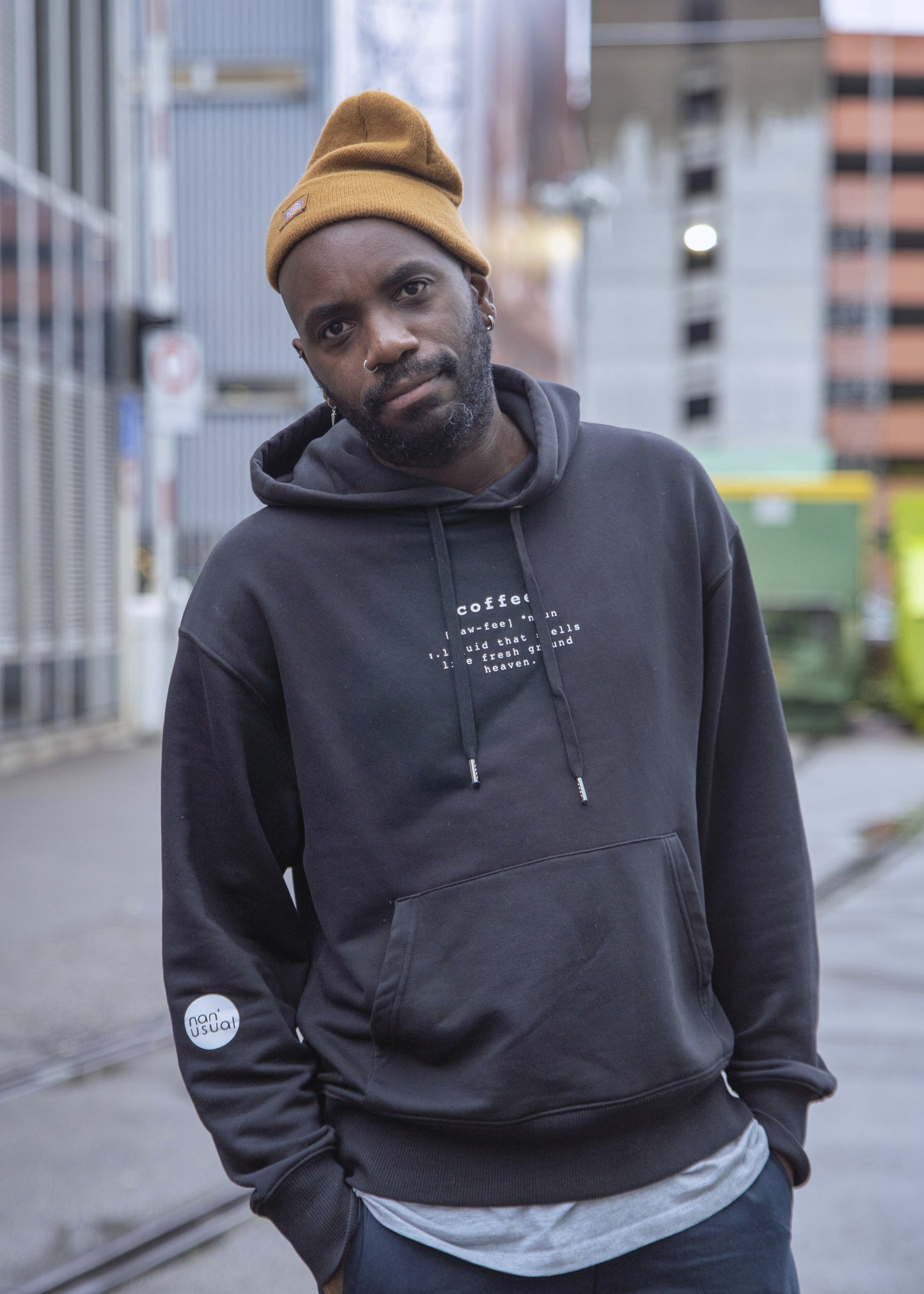 Unisex relaxed Hoodie "coffee" (weisser Print)