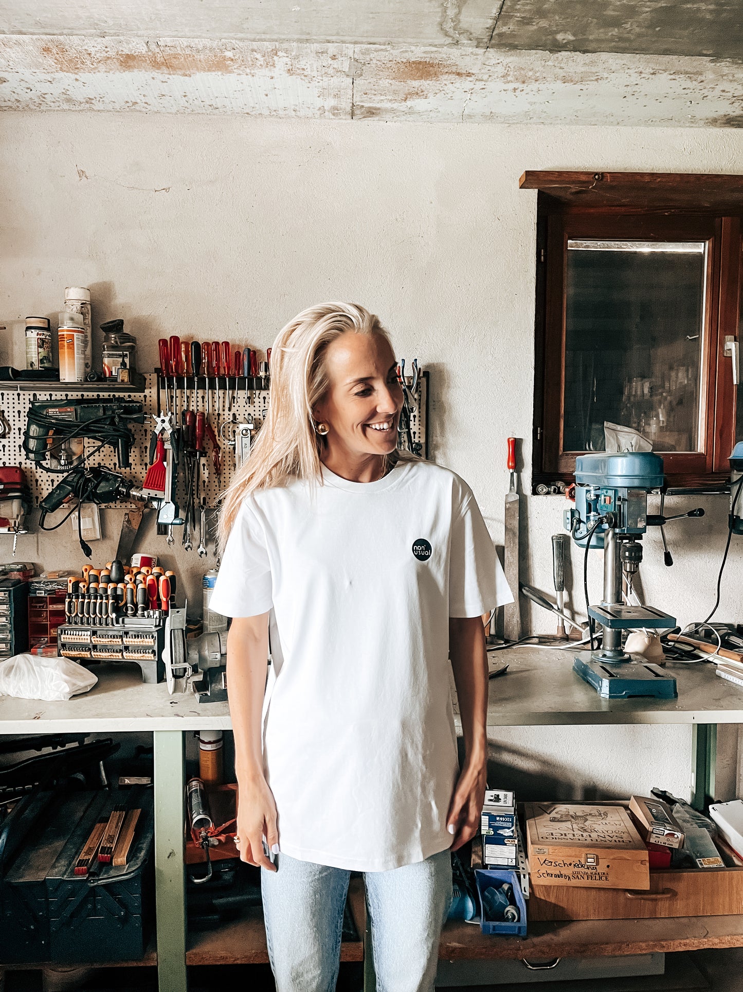 Unisex T-Shirt "laughing middle finger"