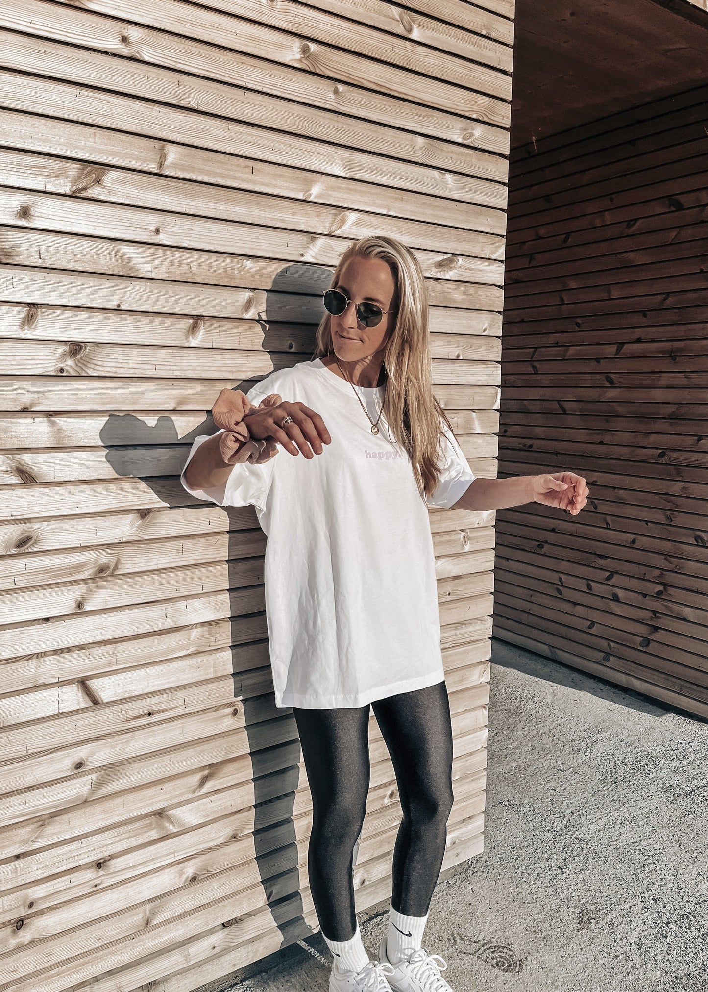 Unisex Relaxed T-Shirt “happy.” (Print ist Lila)