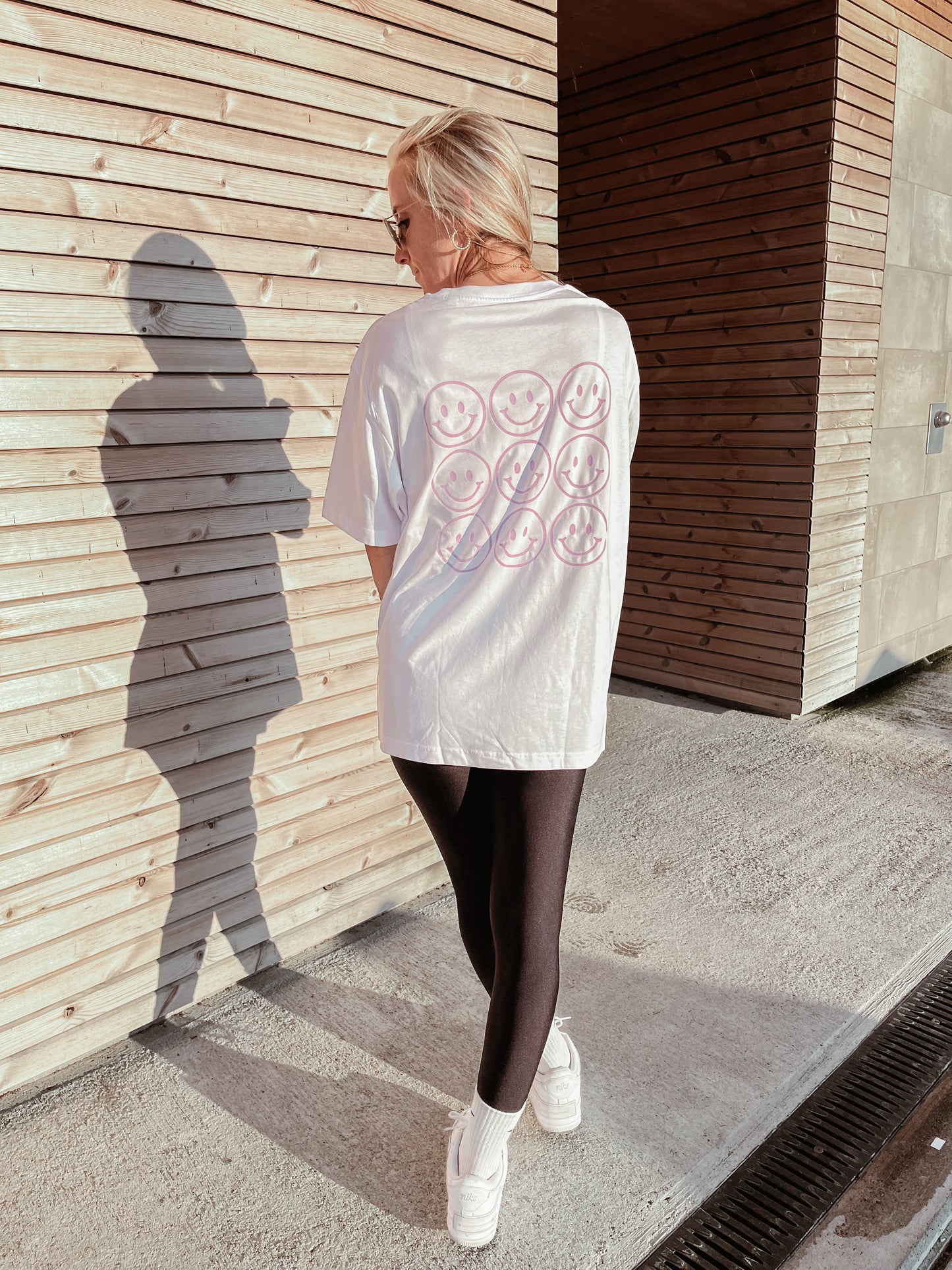 Unisex Relaxed T-Shirt “happy.” (Print ist Lila)