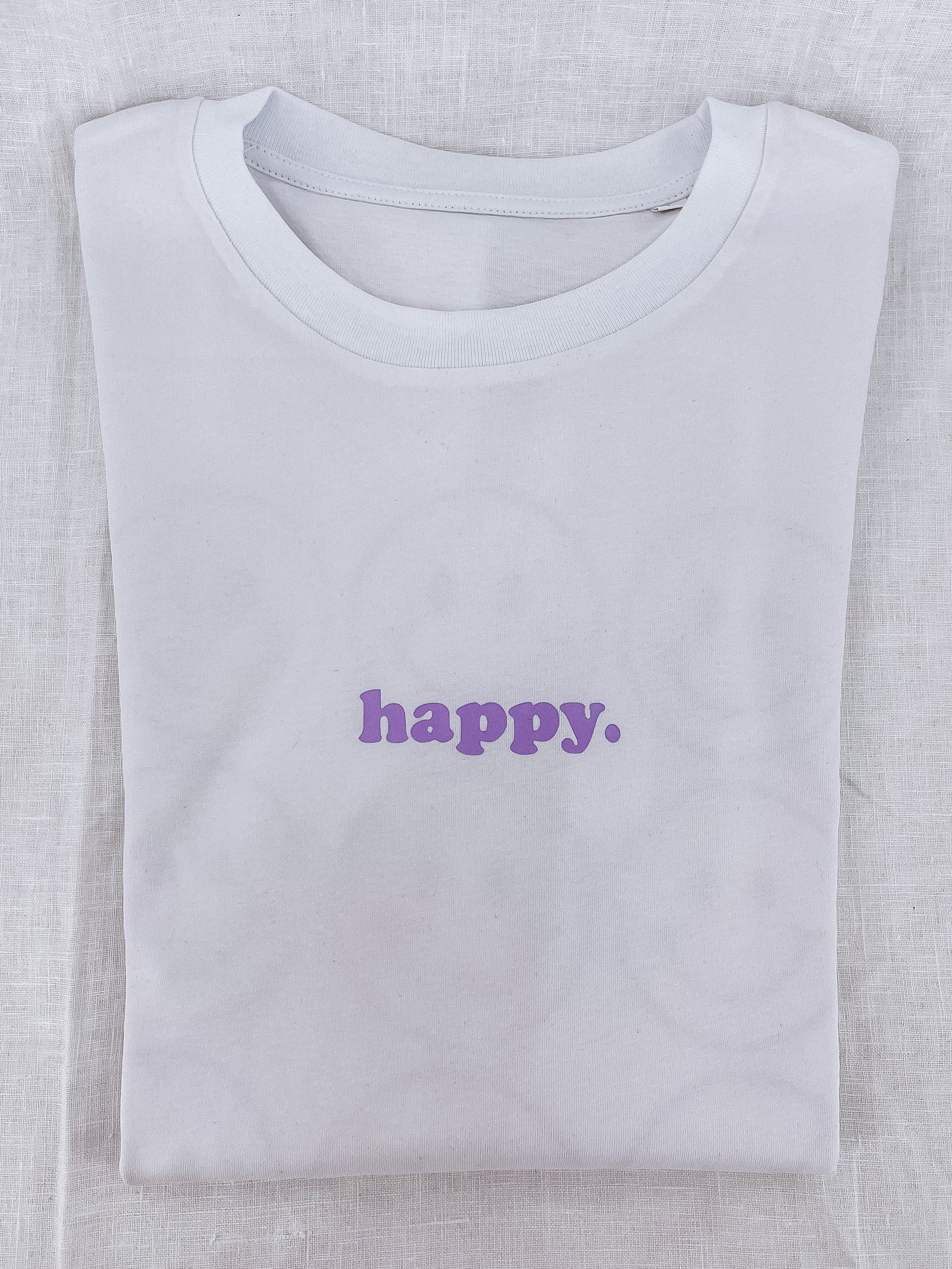 Unisex Relaxed T-Shirt “happy.” (Print ist Lila)