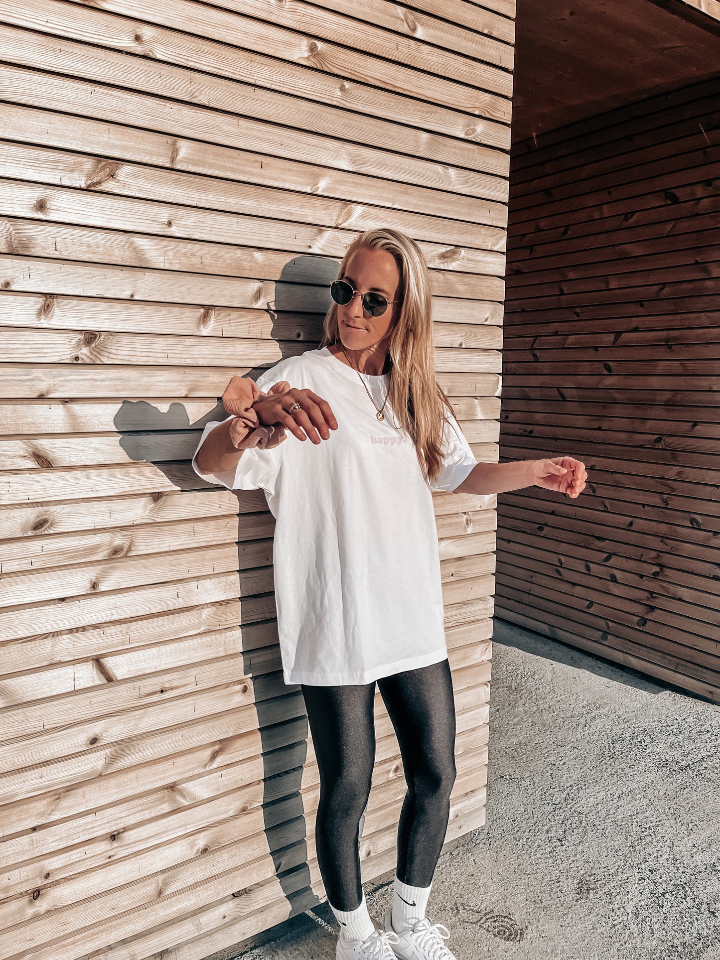 Unisex Relaxed T-Shirt “happy.” (Print ist Lila)