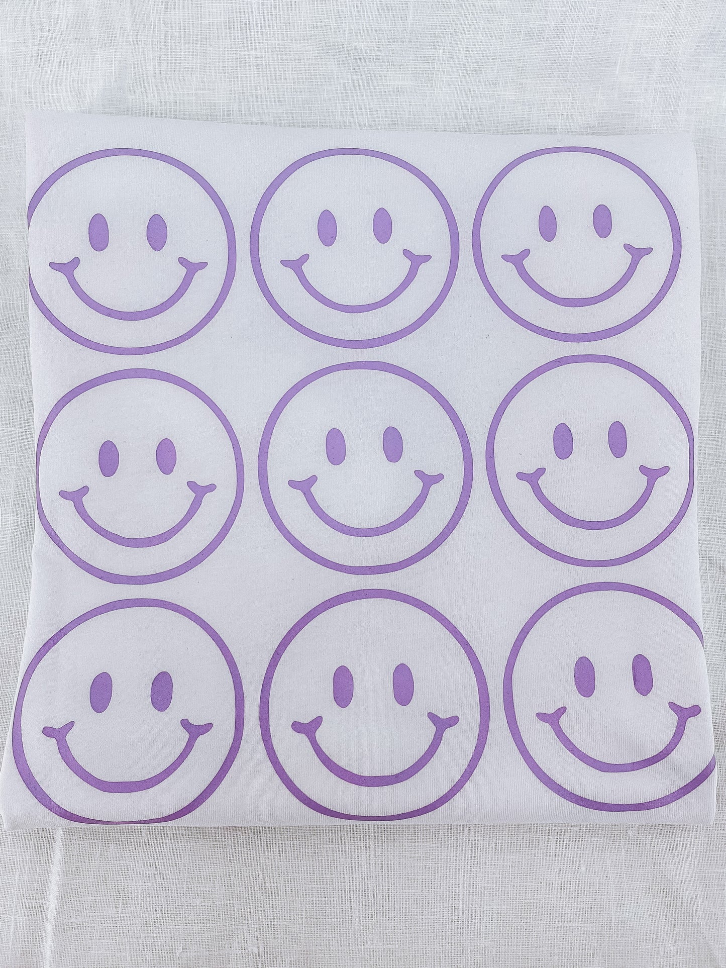 Unisex Relaxed T-Shirt “happy.” (Print ist Lila)