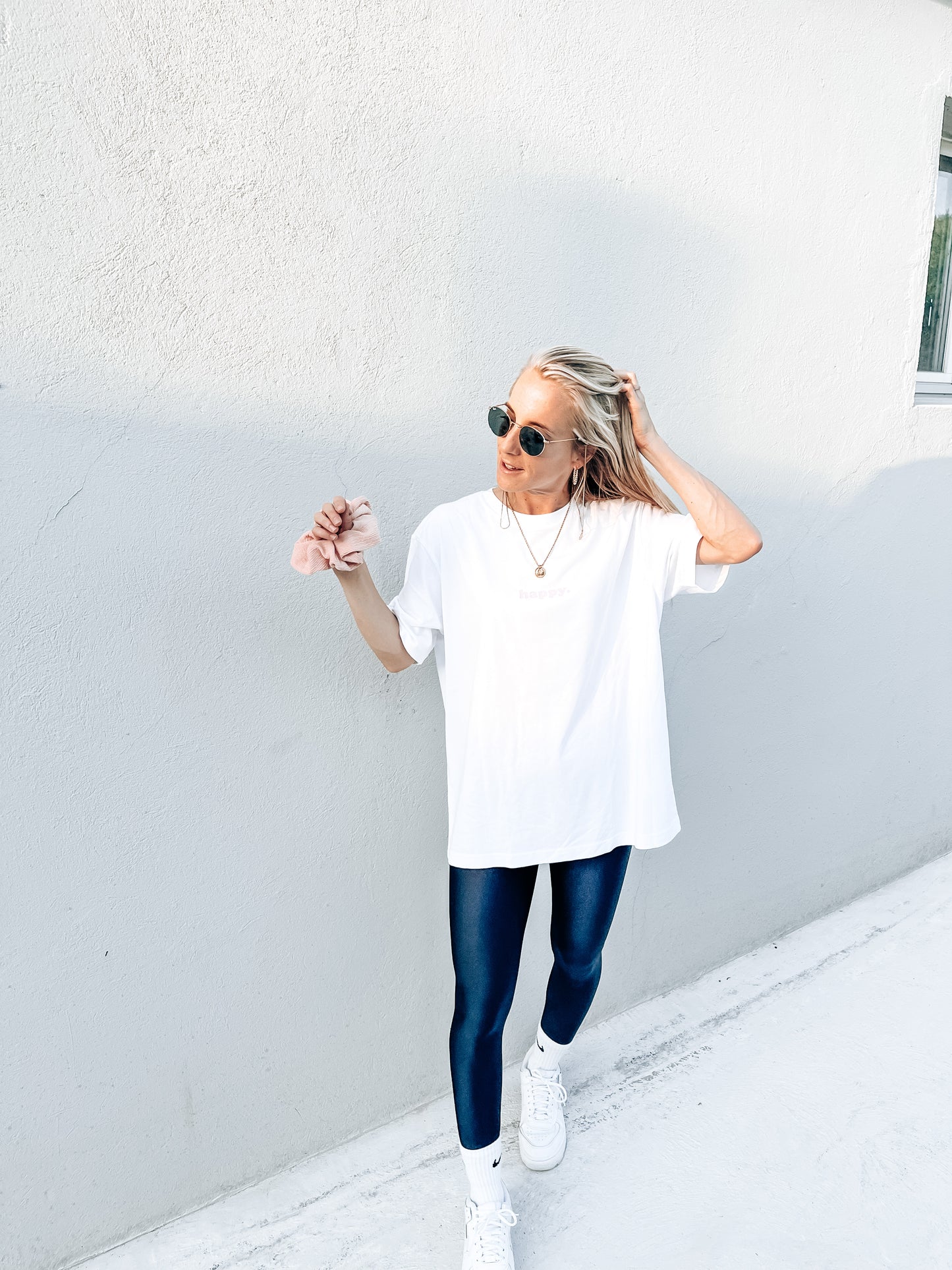 Unisex Relaxed T-Shirt “happy.” (Print ist Lila)