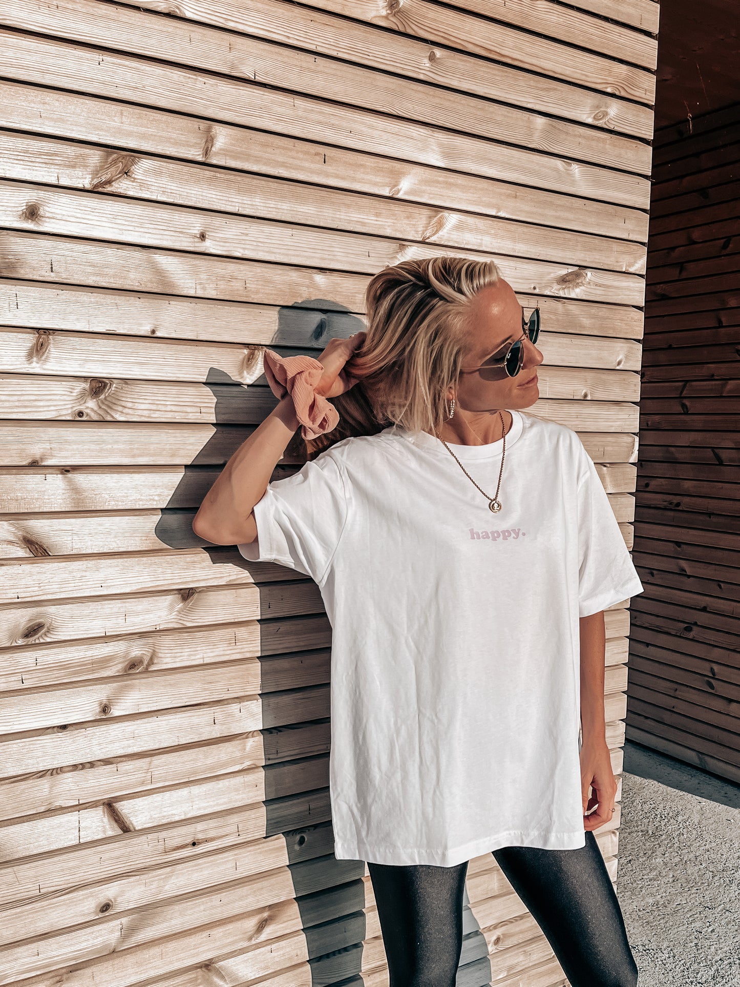 Unisex Relaxed T-Shirt “happy.” (Print ist Lila)