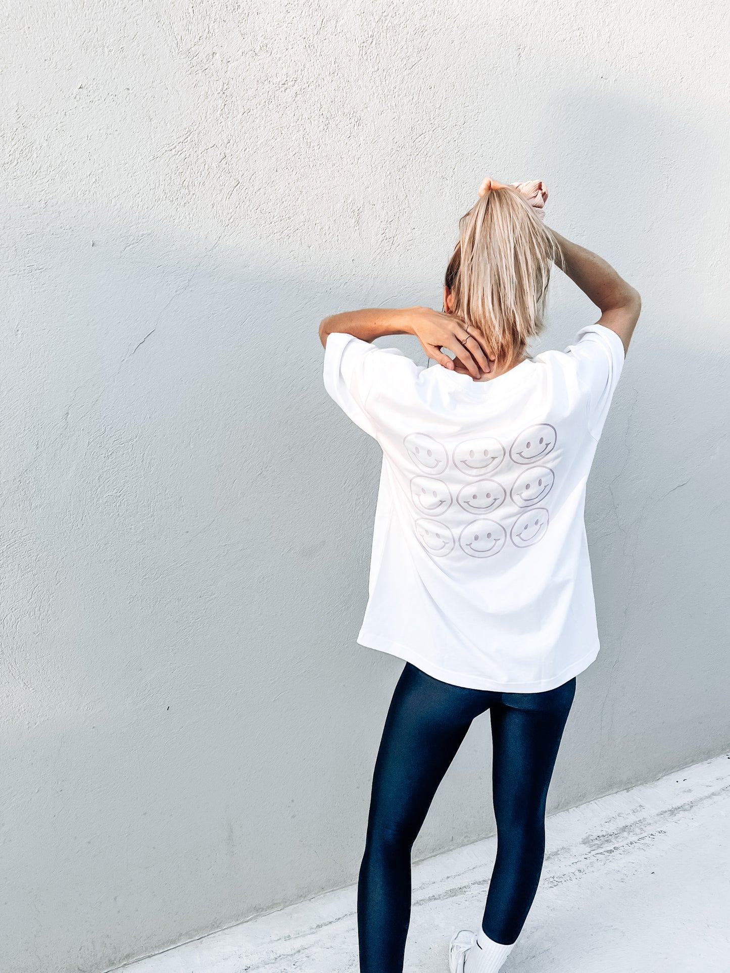 Unisex Relaxed T-Shirt “happy.” (Print ist Lila)