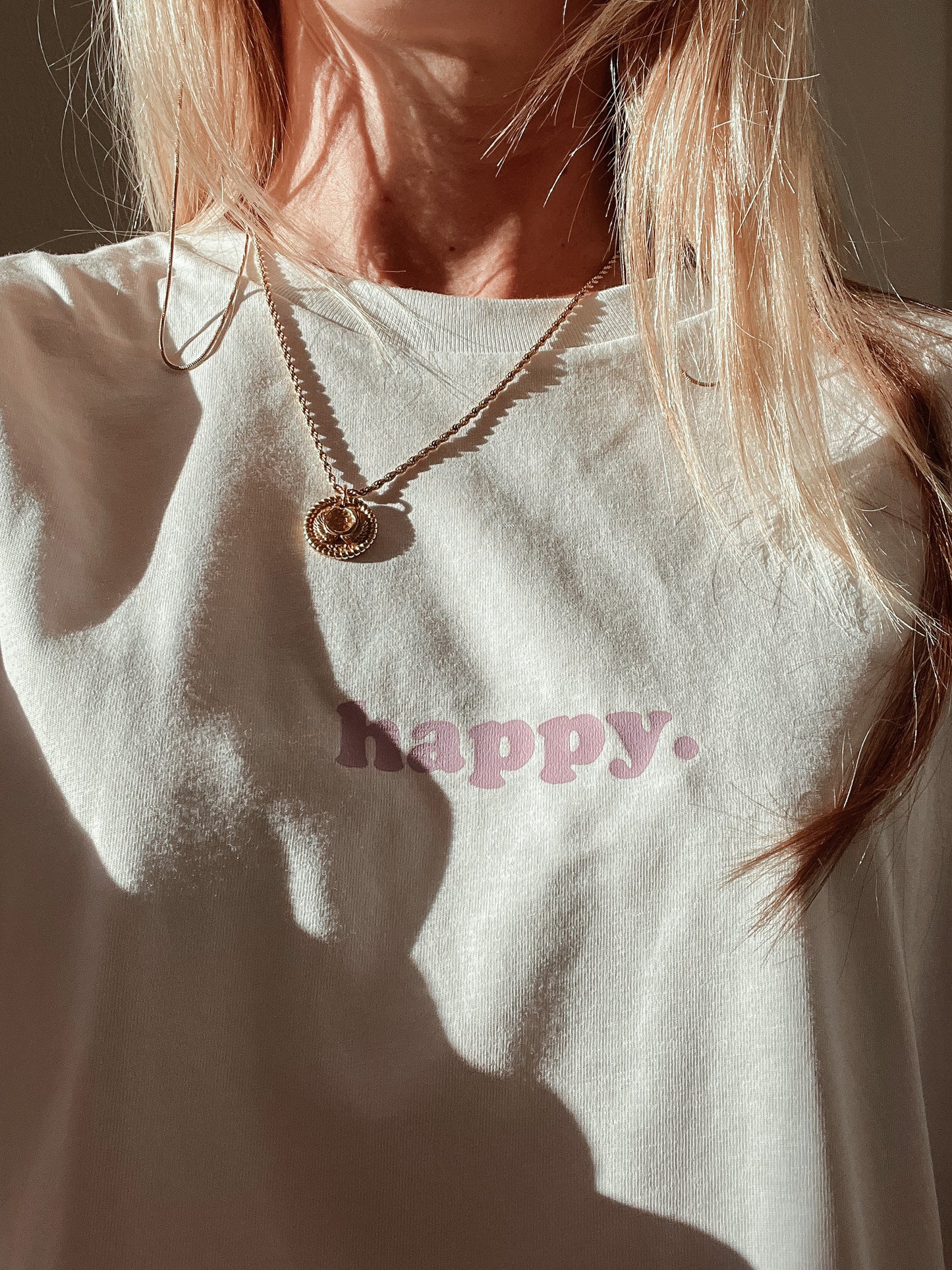 Unisex Relaxed T-Shirt “happy.” (Print ist Lila)